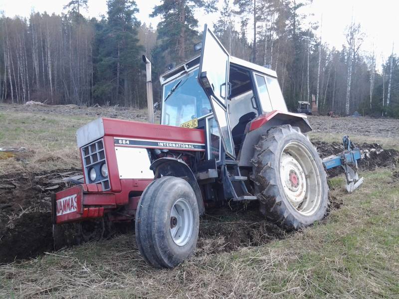 Jumissa
Sinne humahti, vanha ojanpohja tuossa kohtaa.
Avainsanat: Natikka