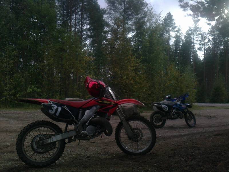 Honda CR 125cc Ja TM En 125cc
Kaverin honda, käytiin ajelemassa enska polkuja
Avainsanat: Honda Temmi