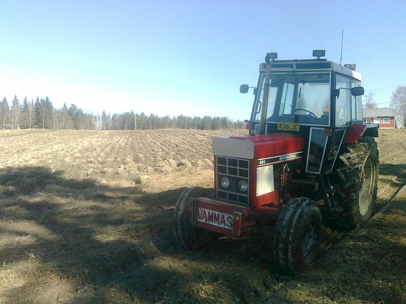 Natikka 684
Kävin katsahtamassa tukit tuossa ja kuvaki taittu matkaa.. kurasta oli, ehkä 2viikon päästä pellolle.
