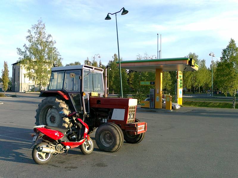 International 684
Kävimpäs kaverin kanssa kylillä ajelemassa. Oli jyräykset tehty nii oli hetken aikaa rauhaa töistä. Enään 7ha kylvämättä.
Avainsanat: Kylällä