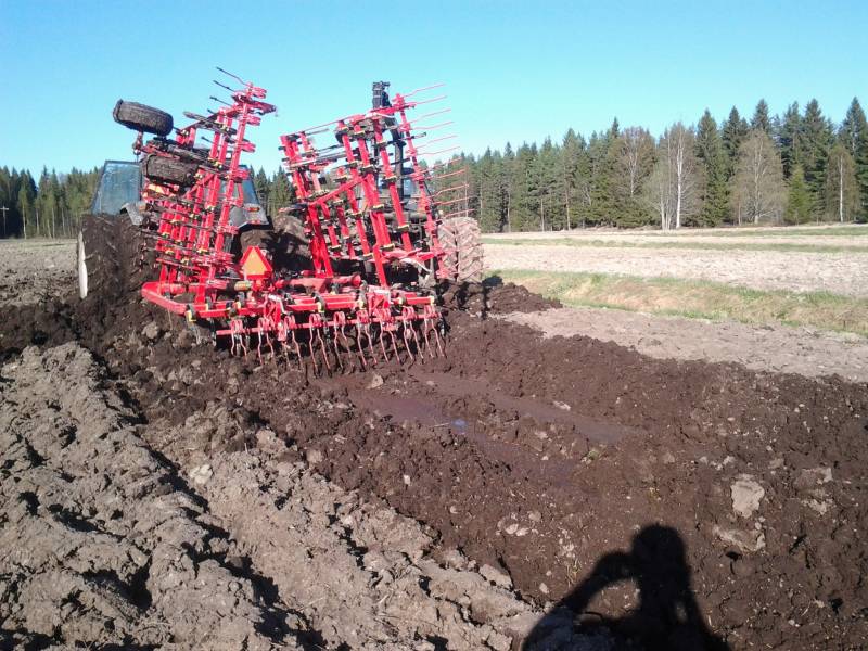 Kevät 2012 6m hinattava äes sukeltaa
6m Väderstad+ valtra ei ollut mitenkään tehokas yhdistelmä tämän kevään kylvöillä 
Avainsanat: Valtra Väderstad