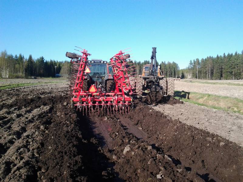 Kevät 2012 6m hinattava äes sukeltaa 
Jäi fullpull tällä saralla 20m vajaaks
Avainsanat: valtra väderstad