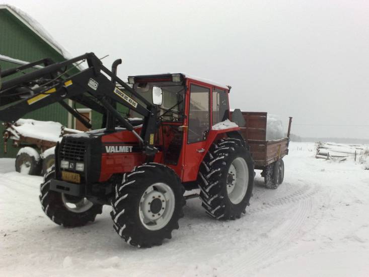 paalujen hakuhommissa volvo bm valmetilla.
