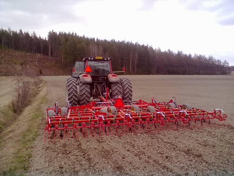 äestämäs
äestys 2011
Avainsanat: valtra t130 väderstad