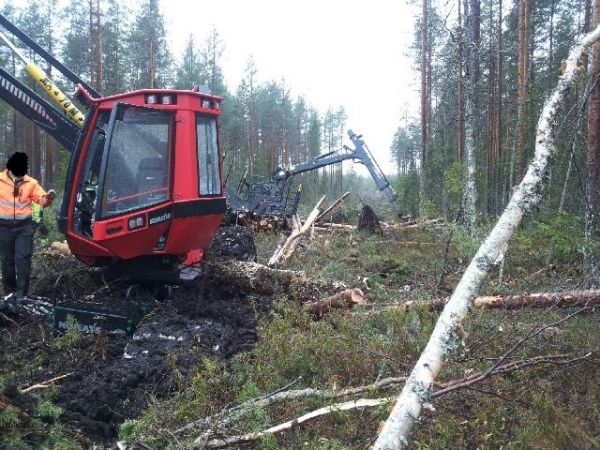 Ei irronnu komatsulla :D
Nyt on sitten kaksi konetta upoksissa :D lopulta gazelle ja 840 vetäs komatsun pinnalle ja sen jälkeen kaikki 3 kisko 1010e pinnalle
