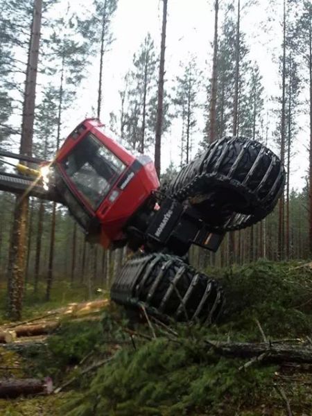 Jos minä otan tosta vielä yhen :D 
kaveri kokeilee komatsun rajoja
Avainsanat: komatsu