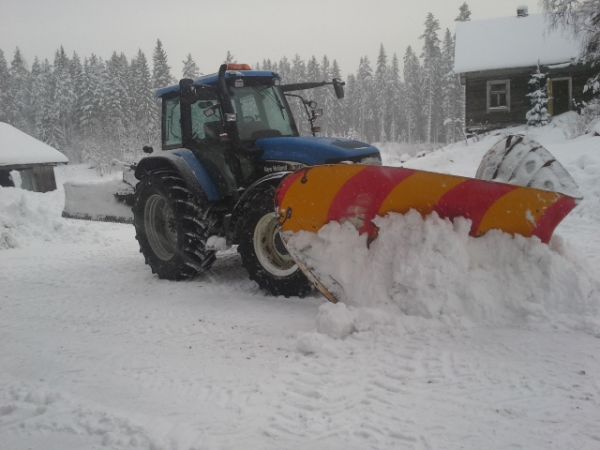 TM120 lähdössä metsäautoteille
Avainsanat: nh kärkiaura