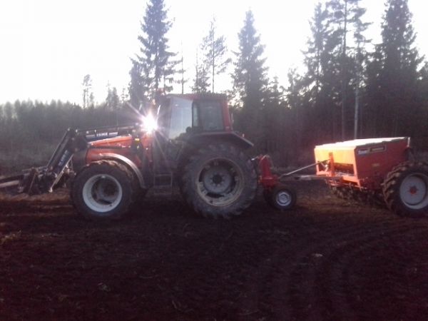 Valtra 6850 ja Tume
Kylvöpäivän lopetuspotretti
Avainsanat: valtra tume