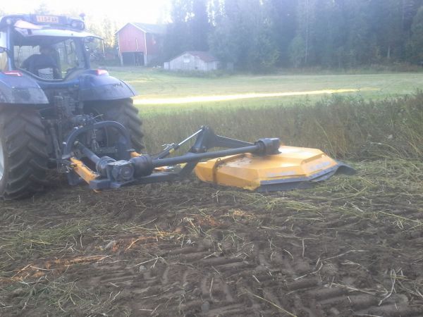 T144+elho tornado
Harrastekoneet harrasteperunamaalla varsien niitossa
Avainsanat: Elho valtra