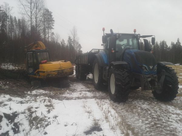 T144+Junkkari J16 ja JCB JS70
Talvinen maansiirto-operaatio.
Avainsanat: T144 Junkkari JCB