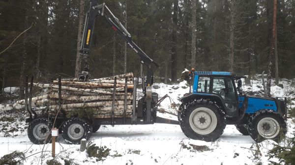 Valtra 6400 ja Palms15D+840
Pölkkykuorman kanssa liukastelua.
Avainsanat: Valtra Valmet 6400 palms