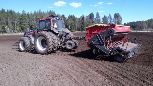 Valtra simultan veturina
Kylvöpäivän päätösposeeraus 
Avainsanat: Valtra simulta