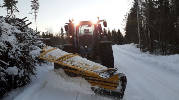 Valtra+Vama
Tuiskulumia kolaamassa
Avainsanat: Valtra Vama