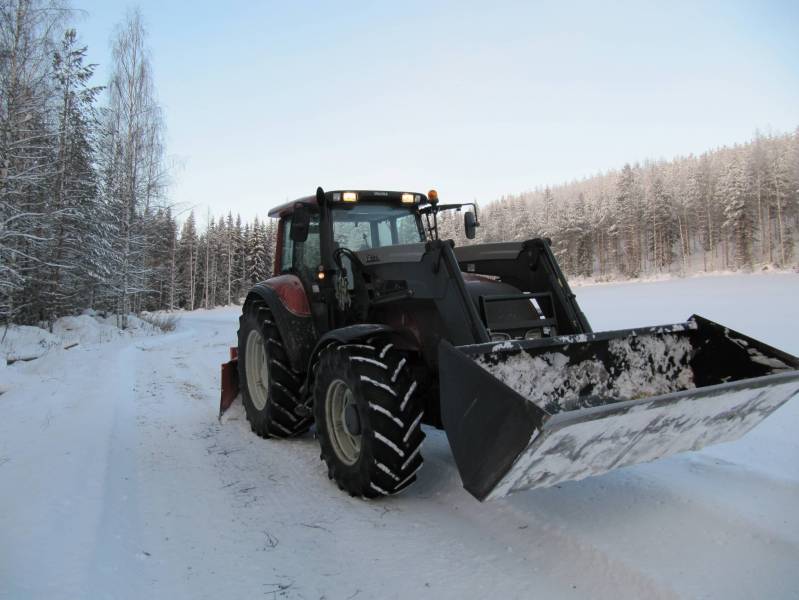 savotalle tietä aurailemassa
Avainsanat: esko valtra