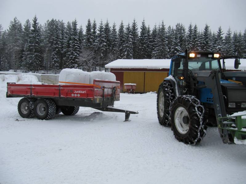 Valtra 6550 ja junkkari j16
tuli haettuu tuommonen iso paalikuorma. kyllä teki tiukkaa että traktori jakso vetää :D
Avainsanat: Valtra 6550 junkkari j16 betonimylly