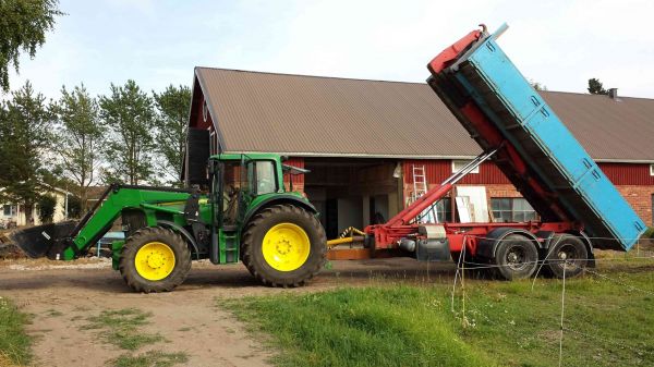 Koukkulavakärryn rakentelua
JD 6920S + Koukkulavakärry rahtilavalla. Tulli rakenneltua koukkulavakärry Scanian alustasta. Ensimmäinen testi lavan kanssa.
Avainsanat: John Deere Koukkulavakärry