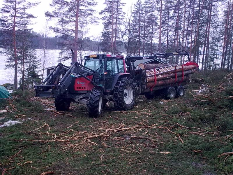 Vallu ja Nokka
UPM:n tonttihakkuuta ajamassa.
