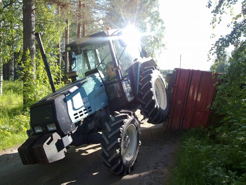 Tuhti ottaa lepiä.
Entisen työpaikan pojat ajaa rehua.
