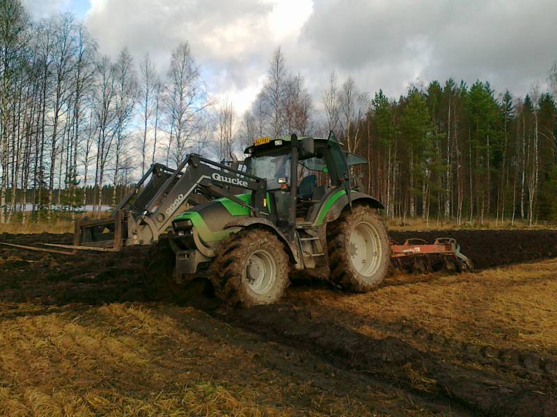 Deutz Fahr ja kvernelantti
Kyntelyä
