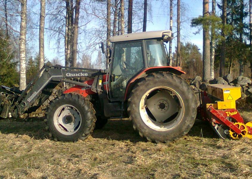 M-F 4355 ja vredo
Nurmien täydennys kylvöjä
