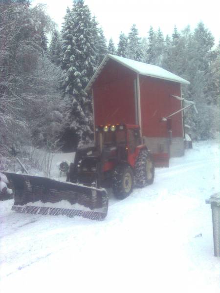 aurausta valmetilla
valmet 705,vilan alueaura ja perässä vama
Avainsanat: käpyhakkuri,vila