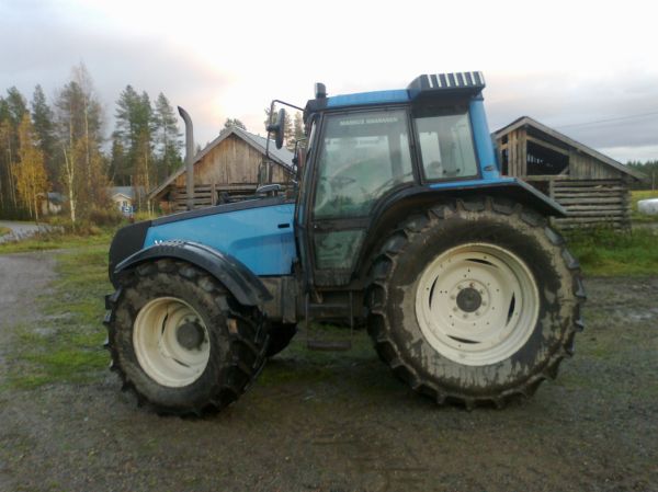 Valtra 6300 
"Sinikka" putsailtuna paskan ajon jälkeen.
Avainsanat: Valtra 6300