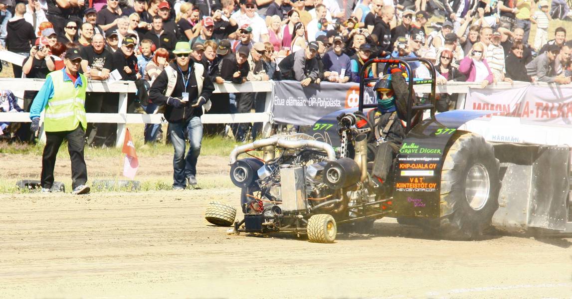 Rengas irtosi Grave Diggeristä
ei mikään hääppönen haaveri, mutta laitoin nyt kumminki.
Avainsanat: tractor pulling