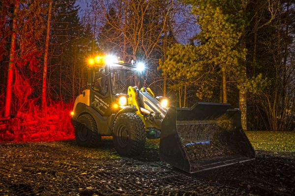 Mecalac AX850
Tämmönen vaihtu bobbarin tilalle ja tuli samontein laitettua taas valaistusasiat kuntoon.. Sisälle tuli myös pieniä muutoksia.
Avainsanat: mecalac ax 850