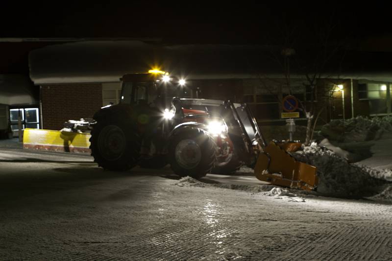 McCormick MC115 + Quicke Q55 + Vama 3000 R2 + Rote SLK20
Tänä talvena on lunta tullut puskettu pihoilta tällaisella yhdistelmällä.
Avainsanat: McCormic Rote Vama