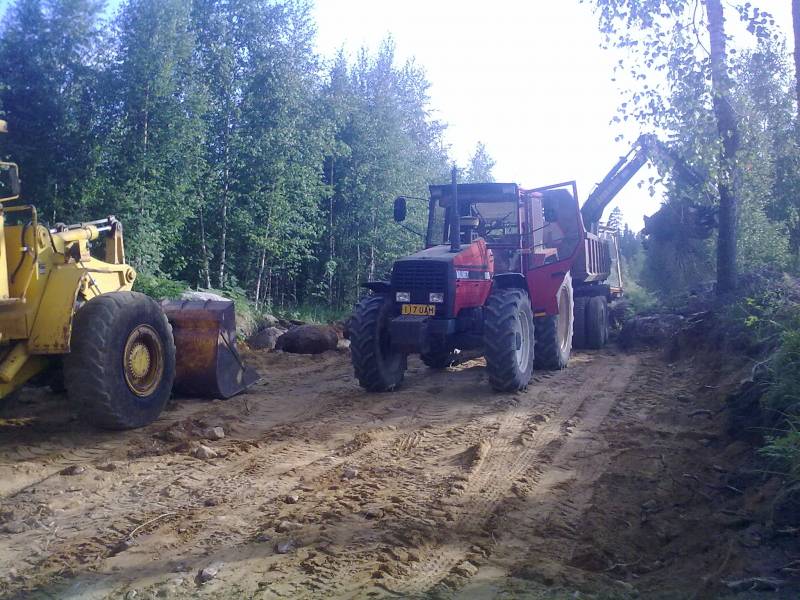 Maata ajamas valmet 905:sel
Avainsanat: Valmet 905 maansiirtoa maansiirtokärry 