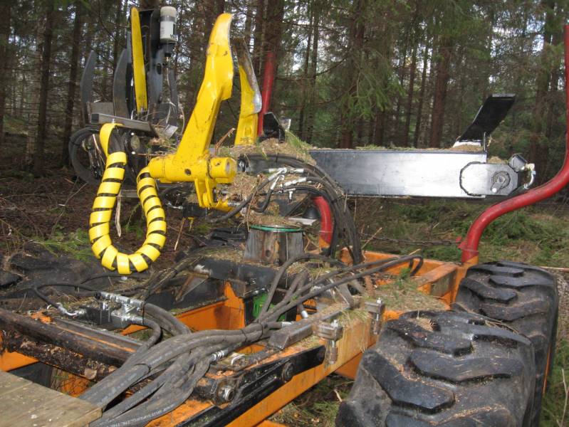 Sykeprosessori
Lähikuva sykeprosessorista. Letkujen ja venttiilien suojat vielä puuttuu. Ensi kesänä sitten maalit päälle.
