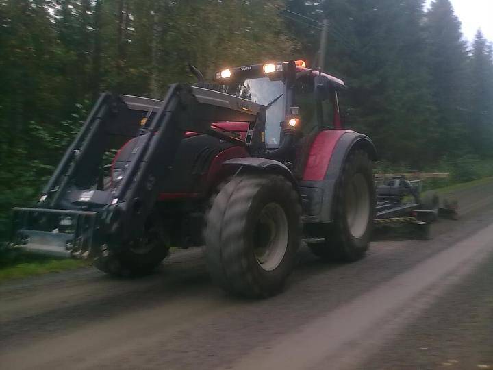 Tien lanausta
Valtra182D ja soukkio
Avainsanat: Käpyhakkuri Soukkio