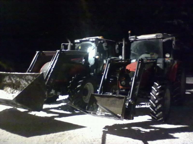 Valtra 182D, MF 5455
Traktorit rivissä. Kolmas kohmettuneena kaupungissa..
Avainsanat: Valtra Massey Ferguson