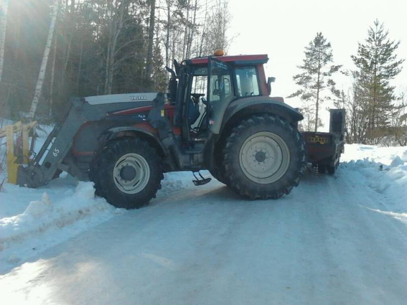 182D & herbst
Luiskahti ojaan kun oli peilijäätä. Saatiin ylös ketjuja syöttämällä renkaan alle
Avainsanat: Valtra Direct Herbst