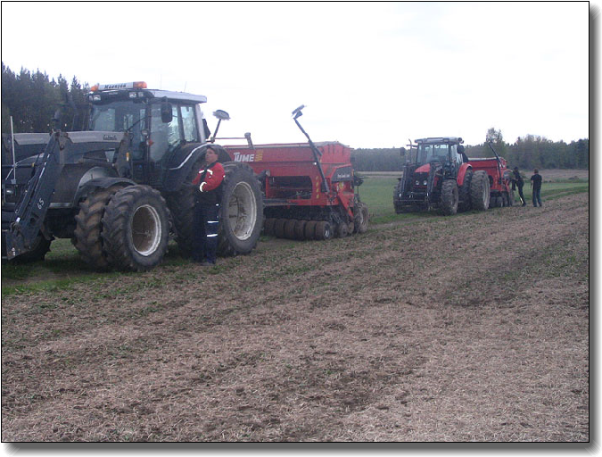 Valtra T131 ja Tume Nova Combi 3000, MF 5455 ja vanhempi Nova (todella nuhanen yhdistelmä) 
