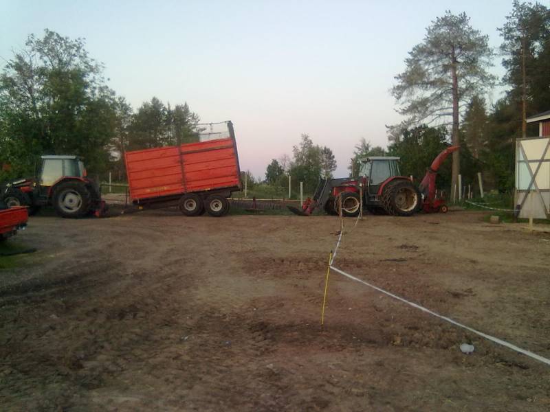 rehunteko 2010...masseyferguson 4245 ja junkkari 120 toisena samanlaine verku paitis "hiukan enemmänajettu" ja tuhtin silippuri.
urakka:)
Avainsanat: rehunteko