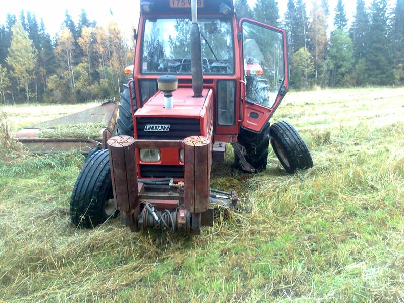 Fiat-780
olka akseli navanjuuresta poikki.. pysähtypä muuten melko joutusaan tuohon. :D
Avainsanat: Fiat-780