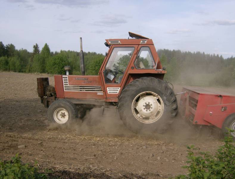 Fiat-780
nasulla kylvö hommissa=)
Avainsanat: Fiat 780