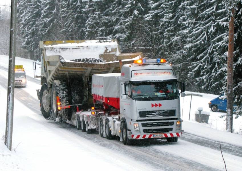 Nurminen Logistics Oy:n Volvo FH16 & 8-akselinen lavetti
Nurmisen Volvo vetää lavettia jonka päällä on dumpperi Kuopion Julkulassa tammikuussa 2010 Kallansiltojen maansiirtotöiden alkaessa.
Avainsanat: Volvo FH16 610 Lavetti Nurmisen Logistics Dumpperi EXX-878 Julkula Kuopio