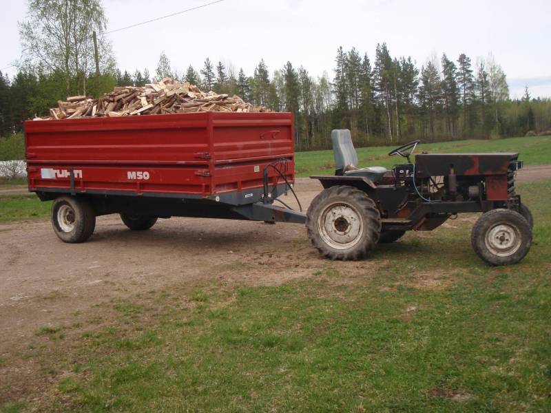 omavalmiste ja tuhti
Pikku traktoriin on laitellu klapi kuorma päälle.
Avainsanat: omavalmiste tuhti