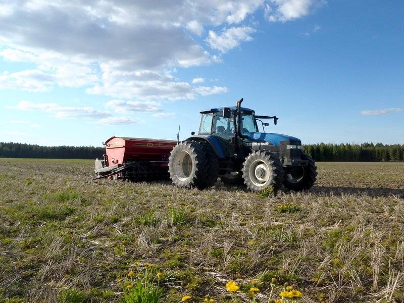 Suorakylvöä
Nelimetrinen Vieskalainen veturina TM 125
Avainsanat: new holland tm 125 vm suorakylvö