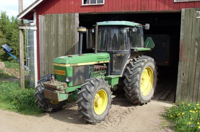 Jontikka kuivaamon eessä
John Deere 3350
Avainsanat: john deere 3350