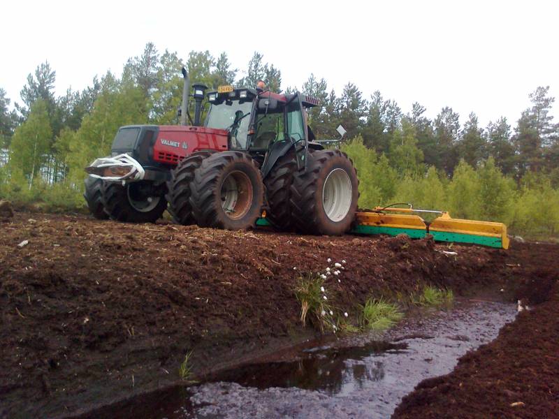 8400
Elämäni ensimmäiset turpeen jyrsinnät
Valmetissa 17 000 tuntii mittarissa
Avainsanat: valmet 8400 turve jyrsin turvesuo suo 