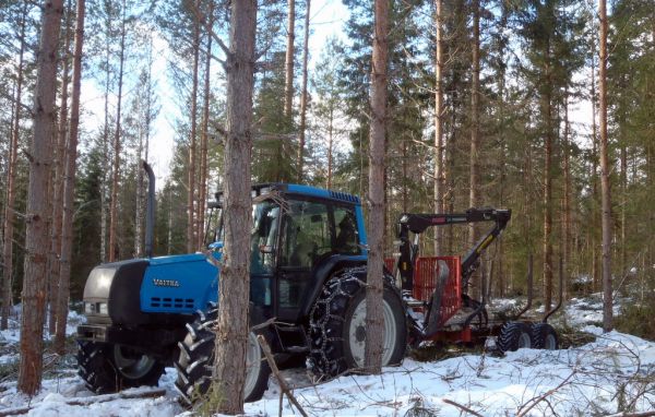 Valtra ja Farmin mettäkärri
6850 harvennusmetässä
Avainsanat: valtra 6850 farmi primero