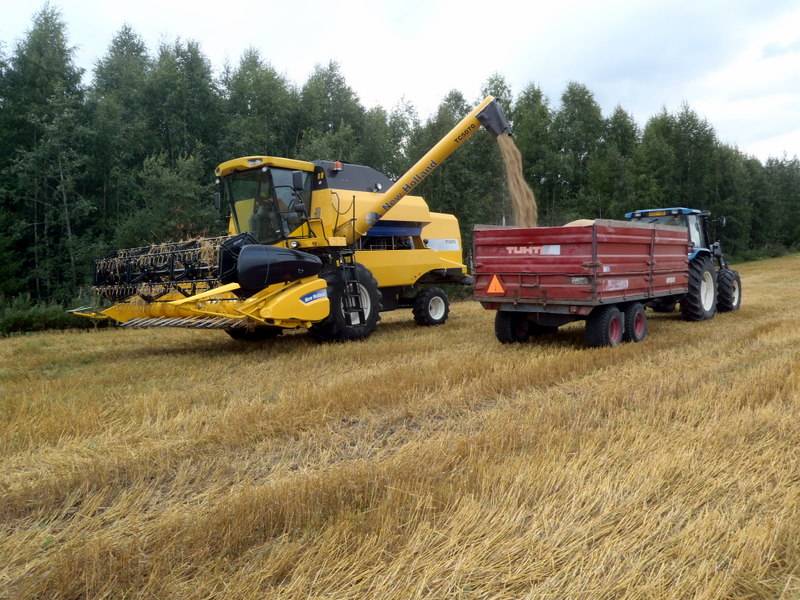 Tyhjennystä
TC5070 ja TS100 sekä Tuhdit
Avainsanat: new holland ts 100 tc 5070