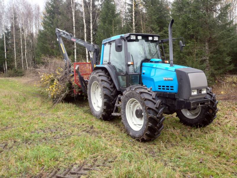 Risunajoa
Valtra ja Farmin kärrit
Avainsanat: valtra 6850 farmi forest