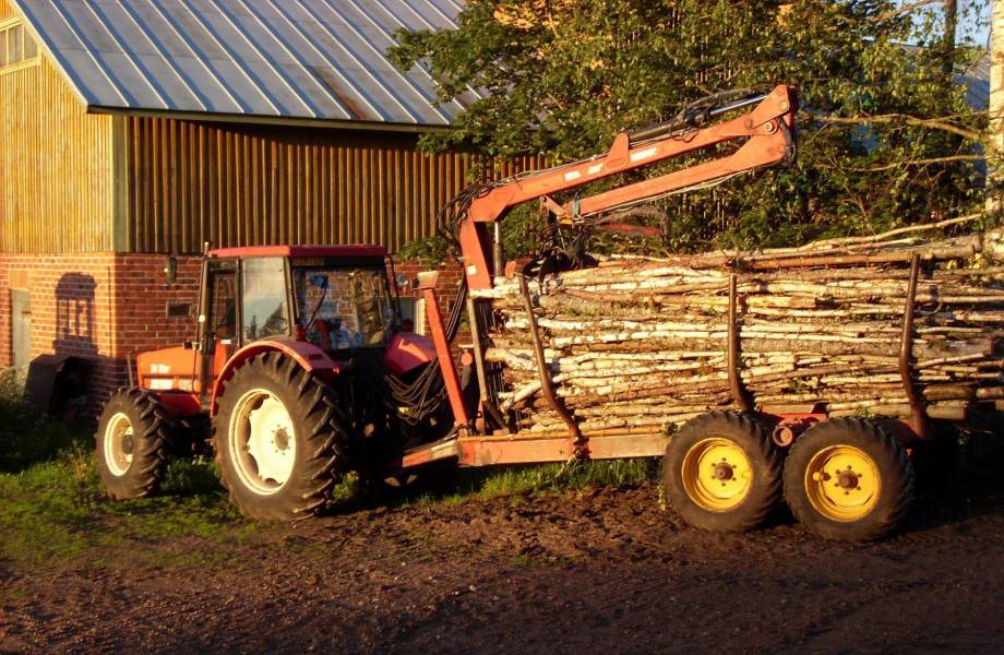 Zetor ja polttopuukuorma
Zetor 9540 -98
Avainsanat: zetor 9540 metsäkärrit