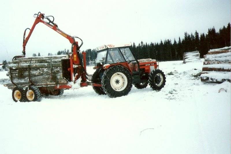 Puunajoa 90-luvulla
Zetor 7745 ja Hakin metsäkärrit
Avainsanat: zetor 7745