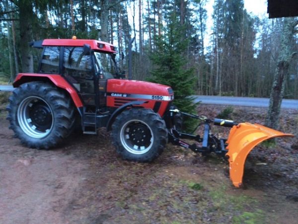 Case 5150 Auran mallailua... keulalla FMG 3.2m alueaura.
Ja kuten kuvasta näkyy, ei ole kiirettä tarvinnut pitää  =D
Avainsanat: case 5150 aura auraus rote FMG aura