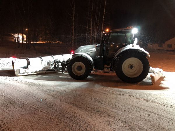 T234 Direct auraamassa
AM keulalla ja Polanneterä perässä.
Avainsanat: valtra t234 direct am aura alueaura polanneterä